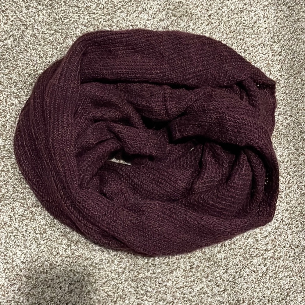 LA Express burgundy knit scarf